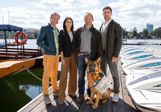 Das neue Team von "Kommissar Rex": (v. l.) Alfred Dorfer, Doris Golpashin, Maximilian Brückner und Ferdinand Seebacher mit Schäferhund Capo