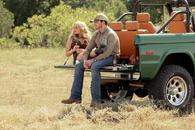 Teenie in Texas: Au&szlig;enseiter Carter (Finn Little) verliebt sich in Oreana (Natalie Alyn Lind).