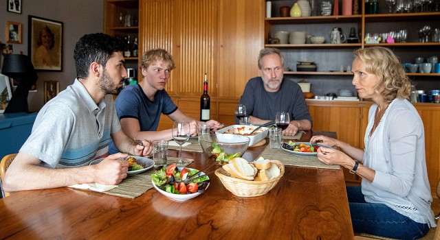 Die Aufnahme von Flüchtling Bassem (Adnan Jafar) wird zum Streitpunkt zwischen Florian Hennings (Bruno Alexander) und seinen Eltern Jürgen und Silke (Wolfram Koch und Juliane Köhler)