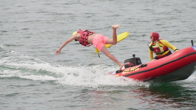 Bei Rettungseins&auml;tzen m&uuml;ssen Rettungsschwimmer manchmal auch aus dem fahrenden Boot springen. Das kann Janne!