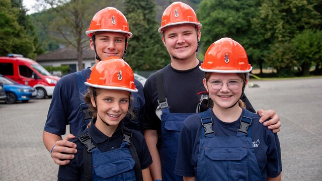 Jugendfeuerwehrleute aus Remagen, vorne links Marie, dahinter ihr Bruder Felix. Vorne rechts Marie, dahinter ihr Bruder Julien.