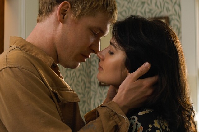 Ist die Liebe von Amelia (Eve Hewson) und Benji (Billy Howle) echt?