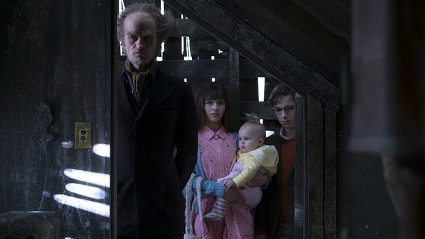 Die Protagonisten: (v.l.) Graf Olaf (Neil Patrick Harris), Violet (Malina Weissman), Klaus (Louis Hynes) und Baby Sunny (Presley Smith)