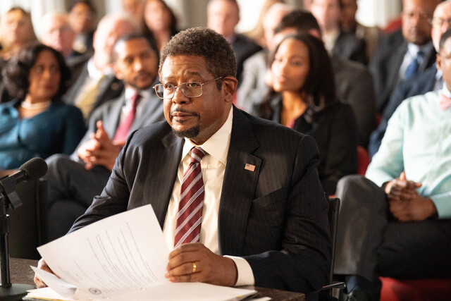 Richter Oliver Garland (Forest Whitaker) sieht sich bei der Anhörung mit harten Vorwürfen konfrontiert.