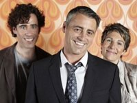 Sean (Stephen Mangan) und Beverly (Tamsin Greig) mit ihrer ganz persönlichen Fehlbesetzung: Matt LeBlanc
