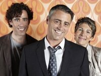 Sean (Stephen Mangan) und Beverly (Tamsin Greig) mit ihrer ganz persönlichen Fehlbesetzung: Matt LeBlanc