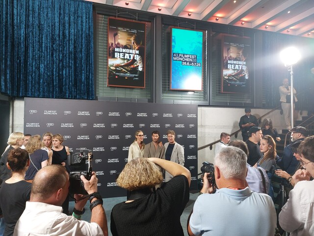 Von links: Sophie von Kessel, Klaus Steinbacher und Tobias Moretti beim Fototermin vor der Premiere von "München Beats"