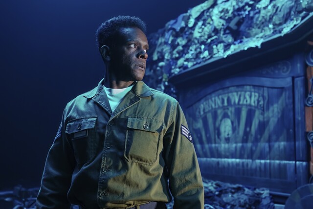 Er hat das "Shining" und sucht Pennywise: Stephen-King-Kultfigur Dick Hallorann (Chris Chalk) schaut mal eben aus einer anderen Geschichte vorbei.
