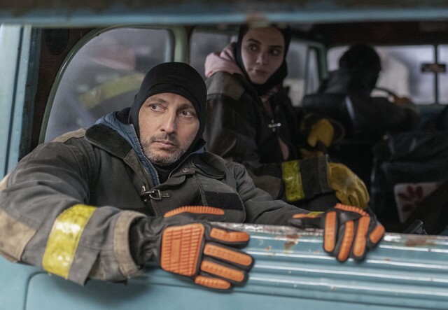 Omar (Ariel Staltari) und Inga (Orianna Cárdenas) wagen sich nach draußen