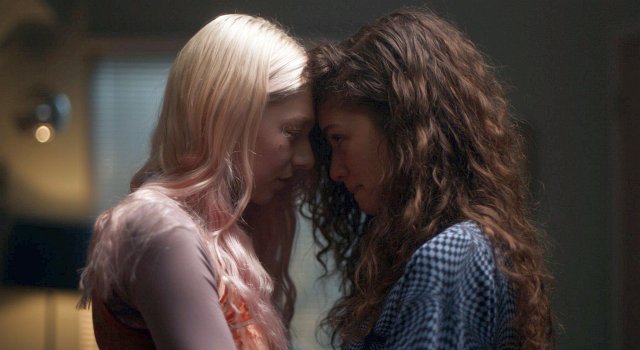 Freundinnen: Jules (Hunter Schafer) und Rue (Zendaya)