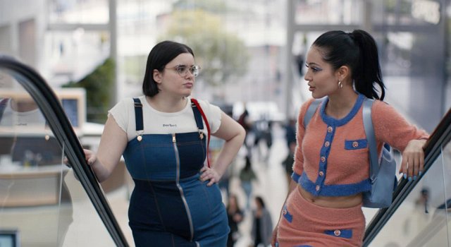 Oberflächlich: Zwei Mädels in der Mall. Unter der Oberfläche: Die gehänselte Kat (Barbie Ferreira, l.) steht davor, ihre eigne Stimme zu finden, während Maddy (Alexa Demie) sich über ihren Freund definiert, an dessen Treue sie aber Zweifel hat.