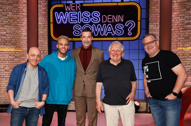 Malik Harris (2. v. l.) und Peter Urban (2. v. r.) als Kontrahenten bei "Wer weiß denn sowas?"
