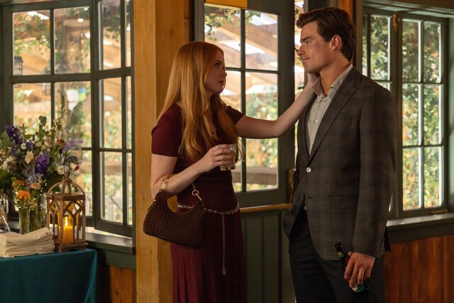 Ein Crush seit Jugendtagen: Delilah (Abigail Cowen) mit Charlie (Michael Bradway).