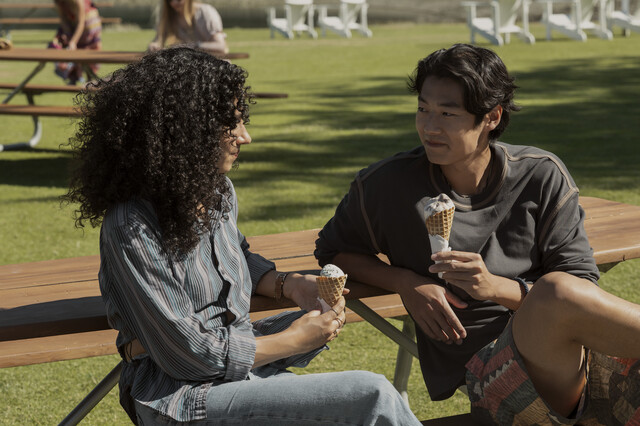 Läuft da was in Barry's Bay? Provinz-Boy Jordie (Joseph Chiu) flirtet mit Großstadt-Lady Chantal (Aurora Perrineau).