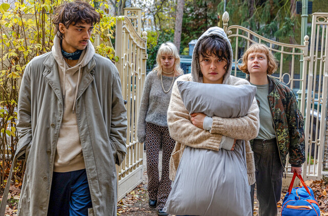 Malik, Chloë, Derya (2. v. r.) und Schröder (r.) brauchen Schutz vor Belastungen der Psyche.