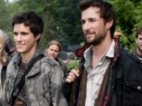 Tom (Noah Wyle) zieht mit seinem Sohn Hal (Drew Roy) in den Kampf