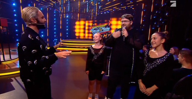 Tom Neuwirth im Gespräch mit einem Kandidaten