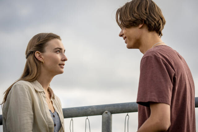 Erste Liebe in schwierigen Zeiten: Laura und Elias (Albert Rudbeck Lindberg)