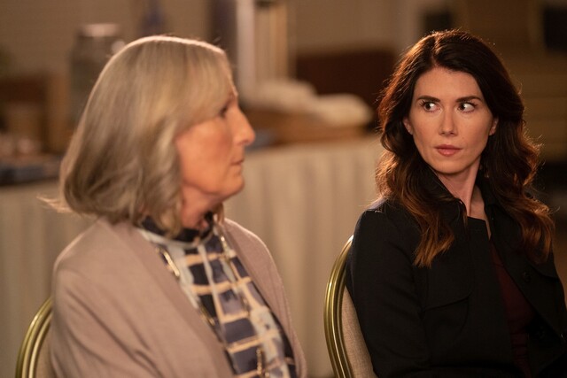 Büromanagerin Jerri (Bobbi Charlton) mit Abby (Jewel Staite) bei einem Treffen der Anonymen Alkoholiker