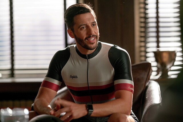 Daniel (Zach Smadu) ist noch nicht dazu gekommen, im Büro aus der Fahrradmontur in den Anzug zu wechseln.