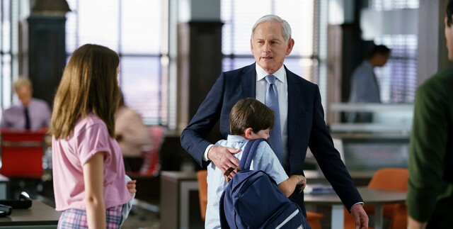 "Opa" Harry (Victor Garber) mit Enkelin Sophia (Eden Summer Gilmore, l.) und Enkel Nico (Brenden Sunderland)