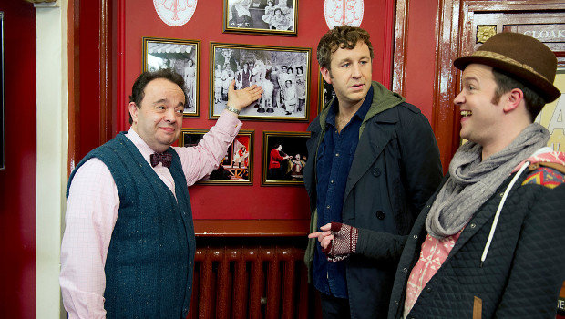 Tom Chadwick (Chris O'Dowd, m.) erkundet mit Kumpel Pete (Tom Bennett, r.) seinen Familienstammbaum.