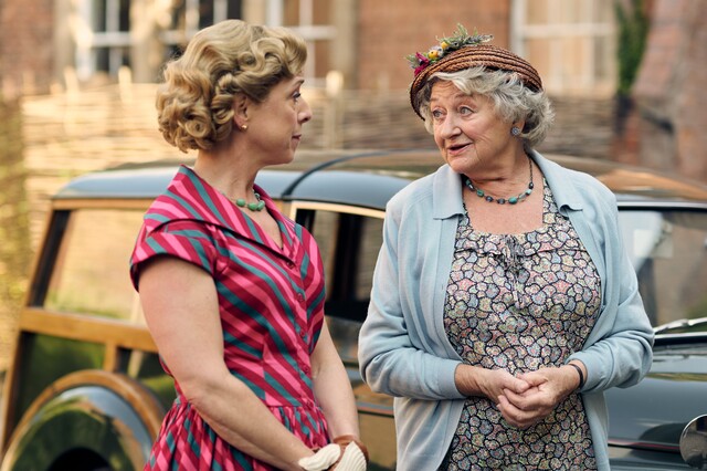 Mrs. McCarthy (Sorcha Cusack, r.) mit Mrs. Sullivan (Claudie Blakley, l.)