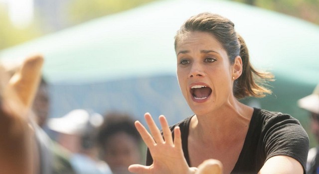 Ein seltener Moment der Emotionen: Maggie (Missy Peregrym) warnt Marktbesucher hektisch vor vergifteten Speisen