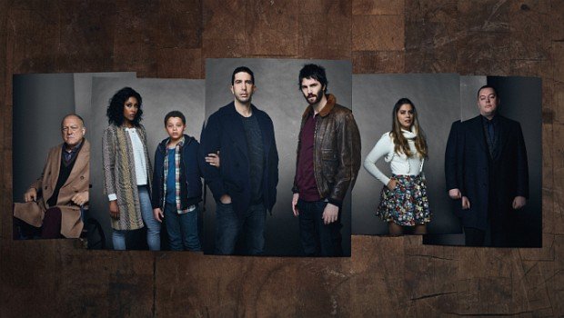 Der Cast von "Feed the Beast": (V.l.n.r.) John Doman, Christine Adams, Elijah Jacob, David Schwimmer, Jim Sturgess, Lorenza Izzo und Michael Gladis.