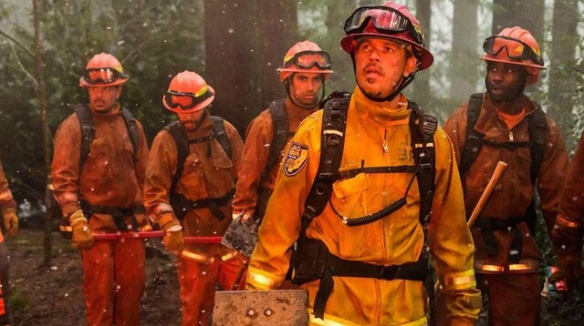 Die Asche regnet auf die Häftlinge um Cal Fire Captain Manny Perez (Kevin Alejandro, 2. v. r.)