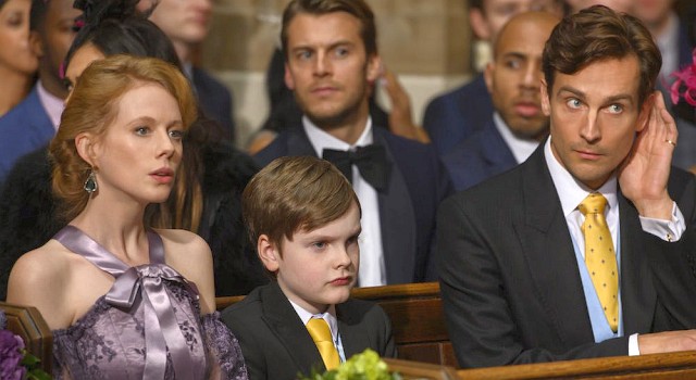 Gemma (Zoe Boyle) mit ihrem Ehemann Quentin (Tom Mison), dazwischen der gemeinsame Sohn.