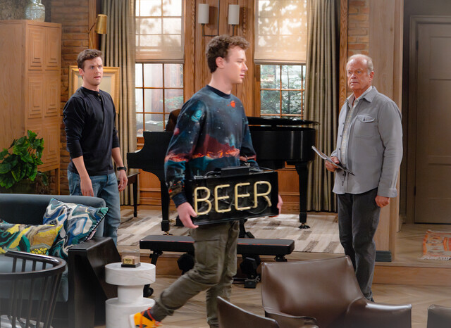 David (Anders Keith) schleppt Freddys (Jack Cutmore-Scott) Einrichtungsgegenstände, die Frasier (Kelsey Grammer) entsetzen.