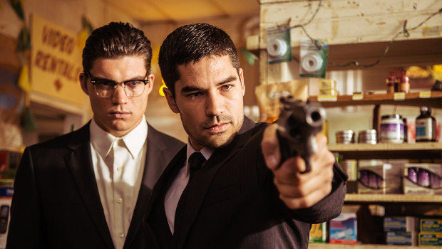 Bad Guys mit Dresscode: Richie Gecko (Zane Holtz, l.) und Seth Gecko (D.J. Cotrona).