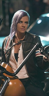 Eliza Coupe als Tiger auf einem Motorrad