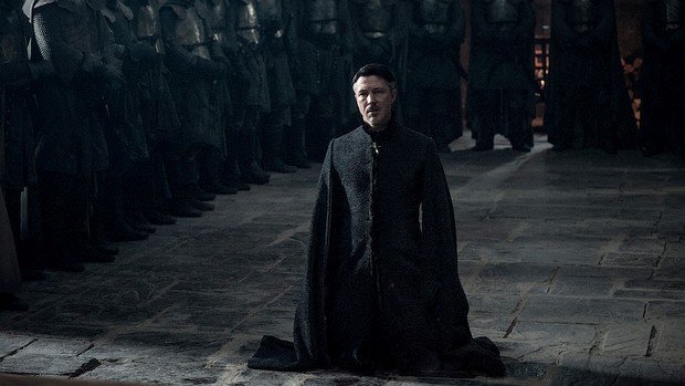 Petyr 'Littlefinger' Baelish (Aidan Gillen) in ungewohnt demütiger Haltung...
