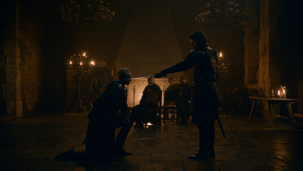 Jaime (Nikolaj Coster-Waldau) schlägt Brienne (Gwendoline Christie) zum Ritter.