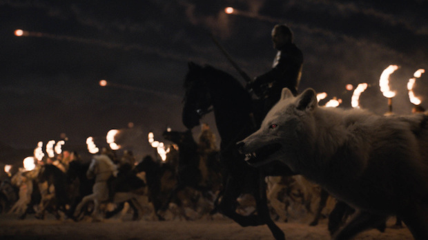 Unter der Führung von Ser Jorah (Iain Glen) ziehen die Dothraki und Ghost in die Schlacht.