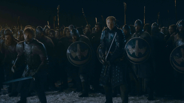 Jaime (Nikolaj Coster-Waldau) und Brienne (Gwendoline Christie) beobachten mit Entsetzen den Kampf zwischen den Dothraki und den Untoten.