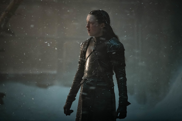 Lyanna (Bella Ramsey) stellt sich allein dem untoten Riesen entgegen.