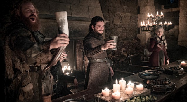 Daenerys (Emilia Clarke) beobachtet Jons (Kit Harington) Beliebtheit mit wachsender Sorge.