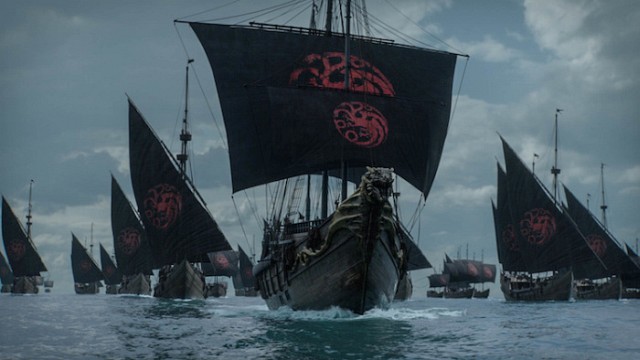 Daenerys (Emilia Clarke) Flotte sticht in See.