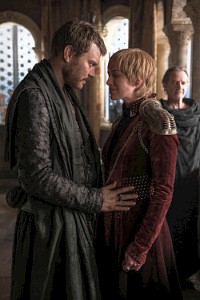 Euron (Pilou Asbæk) und Cersei (Lena Headey) feiern ihren ersten Sieg.