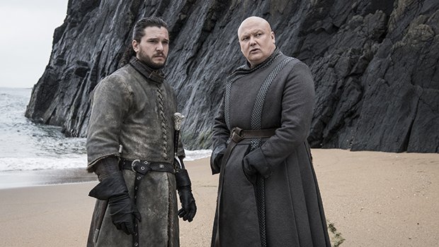 Lord Varys (Conleth Hill) sieht Jon (Kit Harington) auf dem Eisernen Thron