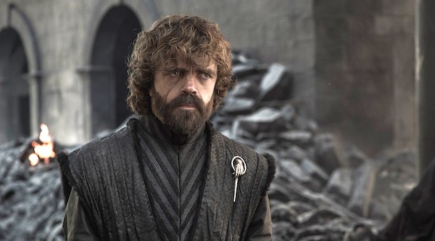 Tyrion (Peter Dinklage) steht fassungslos in den Trümmern von Königsmund