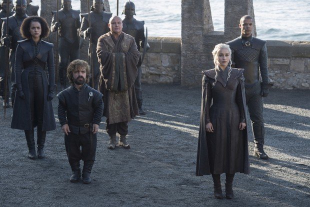 Daenerys (Emilia Clarke, r.) mit ihrer Entourage aus Missandai (Nathalie Emmanuel), Tyrion (Peter Dinklage), Varys (Conleth Hill) und Grey Worm (Jacob Anderson)