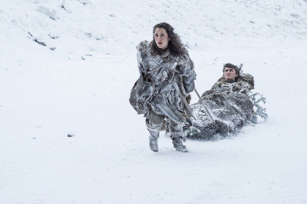 Meera Reed (Ellie Kendrick) zieht (mit) Bran Stark (Isaac Hempstead-Wright) durch das winterliche Westeros