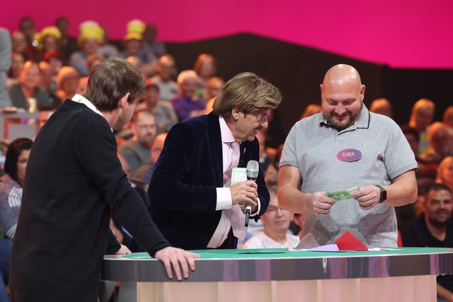 Jörg Draeger (M.) in seinem Element und der Kandidat (r.) ratlos: Geld oder Umschlag?