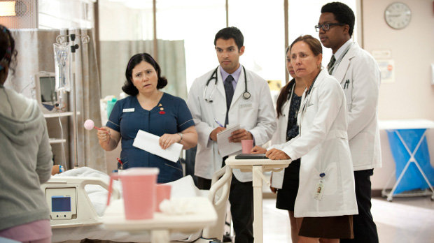 Visite des Grauens: Schwester Dawn (Alex Borstein, 2. v. l.) und Dr. Jenna James (Laurie Metcalf, 2. v. r.) fertigen die nächste Patientin ab.