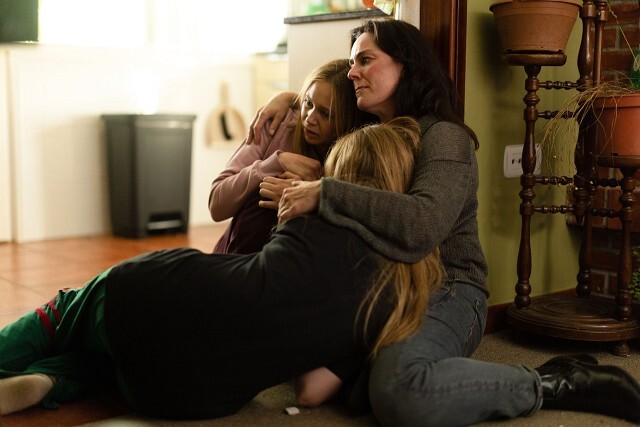 Mutter Eve (Jill Halfpenny) mit ihren Töchtern (Tallulah und Delphi Evans)