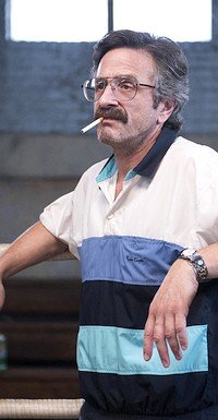 Marc Maron als machohafter G.L.O.W.-Produzent Sam Sylvia